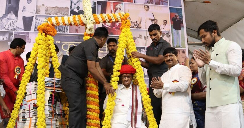 Dhareshwar Vidya & Krida Pratisthan honored Sharad Pawar with Granth Tula on the occasion of Pratisthan’s Silver Jubilee Year