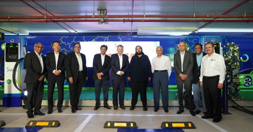 Anant Ambani and Murray Auchincloss inaugurate Jio-bp’s 500th EV-charging station at Jio World Centre (JWC), BKC, Mumbai, marking the installation of 5,000 Jio-bp charging points in India 