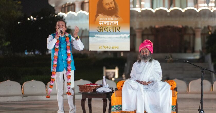 Dr. Dinesh Shahra Unveils Hindi Edition of Sanatan Avatar in Presence of Gurudev Sri Sri Ravi Shankar