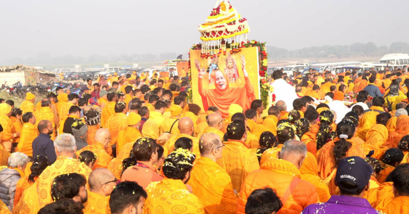 Dr. Vishakha Tripathi Ji’s Final Rites: A Procession of Chants, Tears, and Gratitude