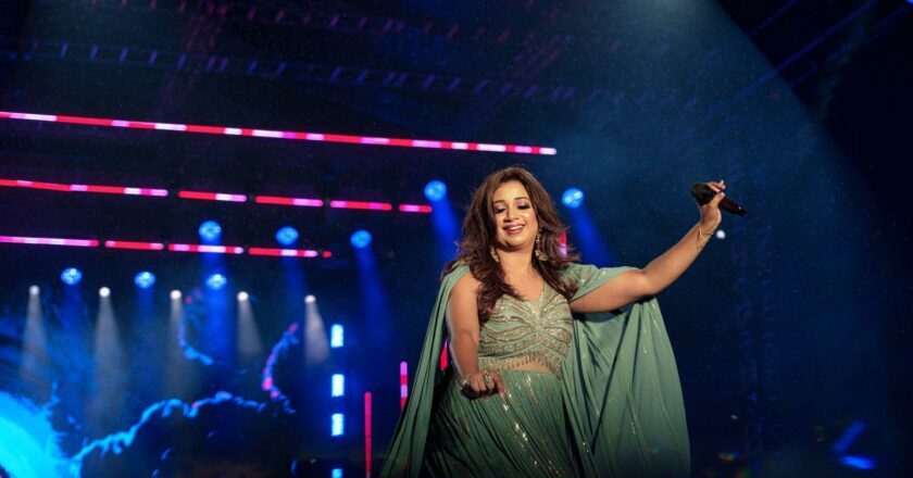 Shreya Ghoshal Mesmerises Fans at Hyderabad’s Record-Breaking Concert with Richika Dadheech’s Grand Gesture